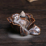 cascade de fumée sur porte-encens en porcelaine