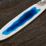 motif bleu sur porte-encens blanc