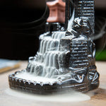 cascade de fumée descendant d'un brûle encens maison