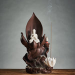 encens en bâton posé sur brûleur encens bouddha