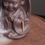bâtonnet d'encens posé sur bouddha porte encens