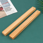 bâtonnet d'encens vertical sur porte-encens en bambou